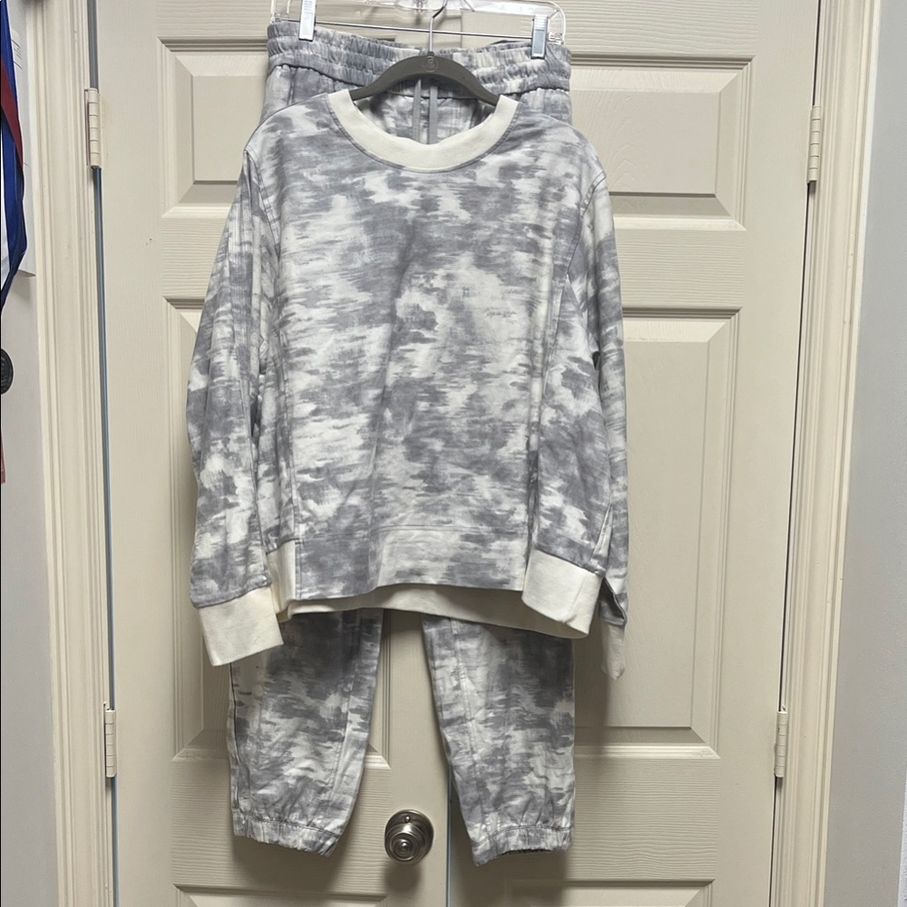 Athleta Women’s Jogging Set in Gray and Cream